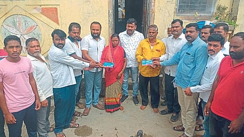 वर्गमित्राच्या कुटुंबाला लाख मोलाची साथ 