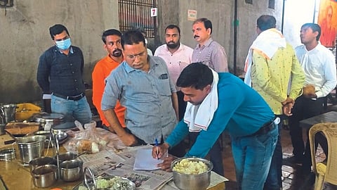 ऐका हो ऐकाऽऽ शिवभोजन केंद्रावर दिले जाते शिळे अन्न