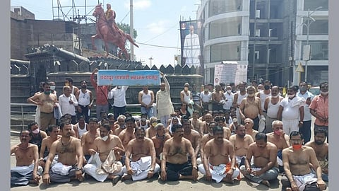 संचारबंदीच्या विरोधात पंढरपुरातील व्यापाऱ्यांचे अर्धनग्न आंदोलन ! 