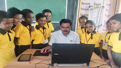 उमरगा (जि.उस्मानाबाद)  : उस्मानाबाद जिल्ह्यातील उमरगा तालुक्यातील कडदोरा (जगदंबानगर) येथील जिल्हा परिषद प्राथमिक शाळेत कार्यरत असलेले उमेश रघुनाथ खोसे यांना केंद्र शासनाचा राष्ट्रीय आदर्श शिक्षक पुरस्कार जाहीर झाला आहे. 