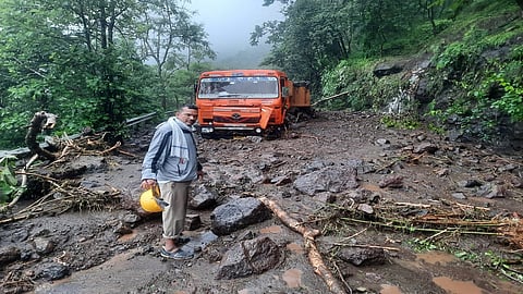 कन्नड (जि.औरंगाबाद) : कन्नड घाटात मंगळवारी (ता.३१) पहाटे झालेल्या मुसळधार पावसामुळे दरड कोसळल्याने औरंगाबाद-धुळे महामार्ग वाहतुकीसाठी. 