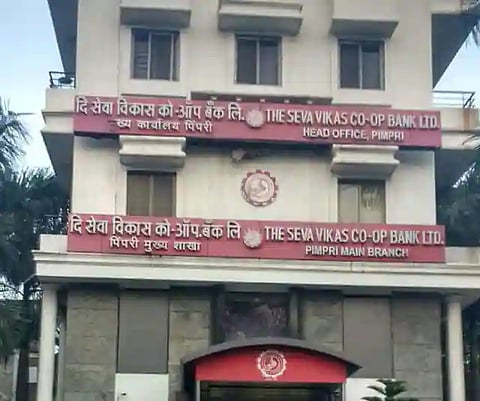 पिंपरी : पैसे काढण्यासाठी सेवा विकास बँकेत गर्दी 