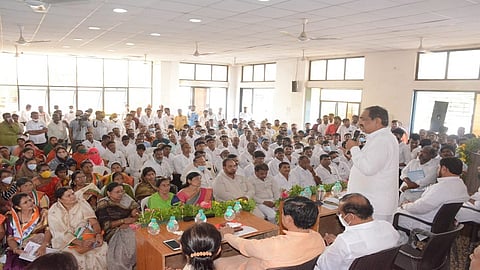 परभणी : राष्ट्रवादी काँग्रेसच्या परिवार संवाद यात्रेनिमित्त आयोजित कार्यक्रमात मार्गदर्शन करतांना जयंत पाटील. यावेळी उपस्थित कार्यकर्ते. (छायाचित्र - योगेश गौतम)

