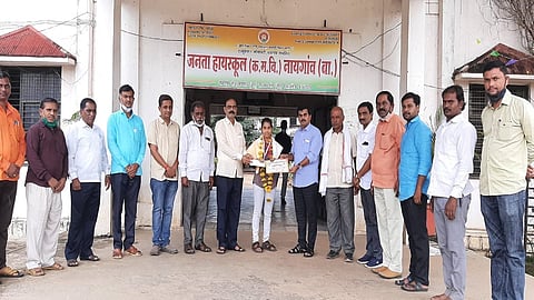 नायगाव (जि.नांदेड) : जनता कनिष्ठ महाविद्यालयातील ११ वीमध्ये शिकणारी विद्यार्थीनी संजीवनी इबीतवार  हिने देशपातळीवरील १६ वर्ष वयोगटातील बाँक्सिंग स्पर्धेत सिल्वर पदक मिळवल्याने नेपाळ येथील काठमांडू येथे होणाऱ्या हाफकिडो बॉक्सिंग स्पर्धेसाठी निवड झाली आहे. सदरच्या निवडीबद्दल संस्थेच्या वतीने सत्कार करुन तिला शुभेच्छा देण्यात आल्या आहेत. 