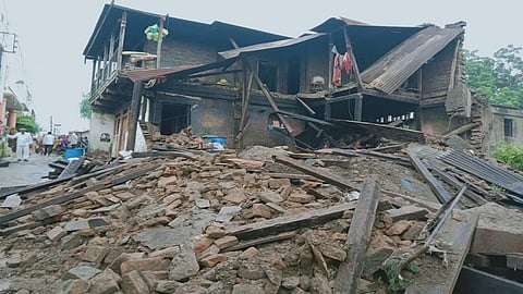 आडुळ (जि.औरंगाबाद) : राहते दुमजली माळद कोसळून आजोबा व नात यांचा कोसळलेल्या घराच्या मातीत दबुन मृत्यू, तर नातु हा गंभीर जखमी झाल्याची घटना घारेगाव (ता.पैठण) घडली. 