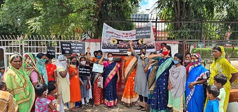 LPG दरवाढ: पंतप्रधानांना पाठवल्या चक्क शेणाच्या गोवऱ्या