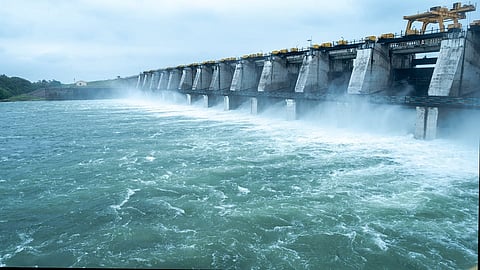 माकणी (ता.लोहारा, जि.उस्मानाबाद)  येथील निम्न तेरणा धरण रविवारी पूर्ण क्षमतेने भरले आहे. यामुळे धरणाचे १४ दरवाजे  उघडण्यात आले आहे.  (छायाचित्र - सदाशिव जाधव, माकणी)