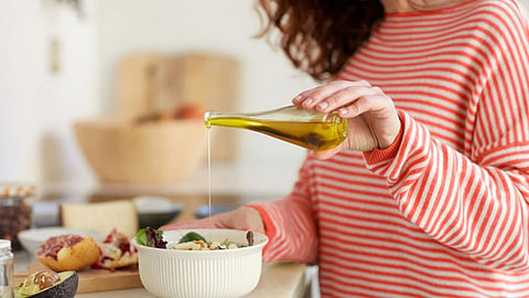 हृदयासह Skin Glowing होण्यासाठी होतो Olive Oil तेलाचा 'असा' फायदा