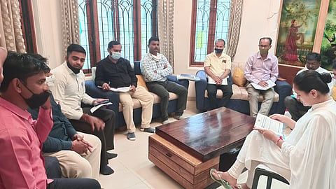 खासदार नवनीत राणा यांनी घेतला अधिकाऱ्यांचा क्लास