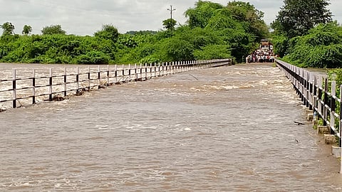 औंढा नागनाथ (जि.हिंगोली) : तालुक्यातील सिध्देश्वर धरणाचे  बारा दरवाजे उघडून पूर्णा नदी पात्रात पाण्याचा विसर्ग केला जात असल्याने यामुळे नदीला पूर आला आहे. त्याचे पाणी माथा गावाजवळील पुलावरून जात असल्याने बुधवार (ता.२९) औंढा -औरंगाबाद रस्ता बंद झाला आहे. 