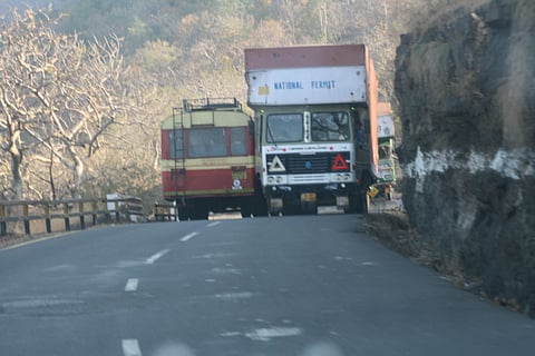 कन्नड घाट वाहतुकीस खुला; अवजड वाहनांना बंदी कायम