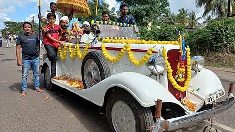  कोल्हापुरात बाप्पाच्या निरोपासाठी  मंडळाने राजेशाही गाडीतून  मिरवणूक काढली.