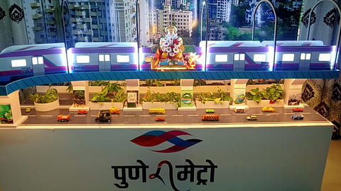 हौशी पुणेकराची कमाल, घरातच साकारला मेट्रो प्रकल्पाचा देखावा !