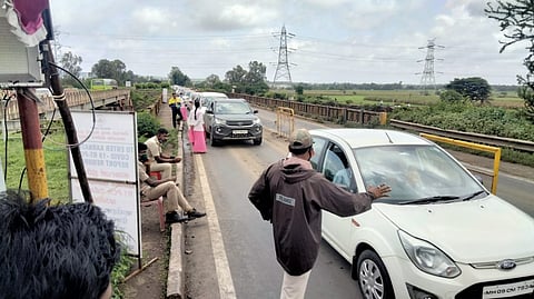गणेशोत्सवामुळे कर्नाटक सीमा तपासणी नाक्यावर वाहनांच्या रांगा