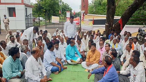हिंगोली :  शेतकरी विरोधी कृषी कायदे रद्द करण्याच्या मागणीसाठी अखिल भारतीय किसान संघर्ष समन्वय समितीच्या वतीने सोमवारी (ता.२७) जिल्हाधिकारी कार्यालयासमोर धरणे आंदोलन करण्यात आले.