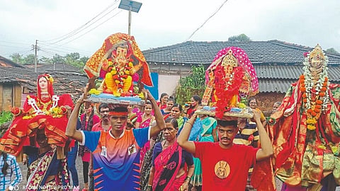 मंडणगड : गौरी-गणपतींना विसर्जनासाठी नेताना भाविक.