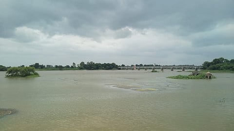 जुने कायगाव (ता.गंगापूर, जि.औरंगाबाद) : नगर, नाशिक जिल्ह्यातील धरणांमधून विसर्ग करण्यात आलेले पाणी  जुने कायगाव (ता.गंगापूर)येथील गोदावरी नदी पात्रात दाखल होत असल्याने नदी ची पाणी पातळी वाढत आहे. (छायाचित्र - जमील पठाण)
