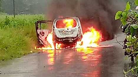 पालघर: धावत्या कारने अचानक पेट घेतला, जळत्या गाडीतून बाहेर पडले प्रवासी 