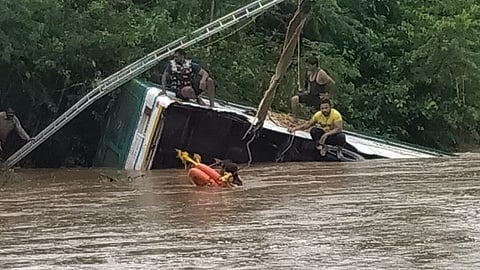 पुरातून गाडी काढण्याचे धाडस बेतले जिवावर