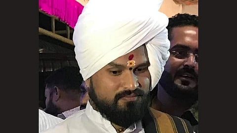 मनोहरमामाच्या राजकीय भक्तांची गोची!