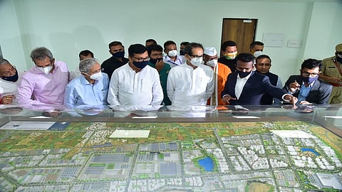 औरंगाबाद - शेंद्र पंचतारांकित एमआयडीसीतील प्रकल्पांची पाहणी करताना मुख्यमंत्री उद्धव ठाकरे, महसूल मंत्री बाळासाहेब थोरात, उद्योगमंत्री सुभाष देसाई आदी.