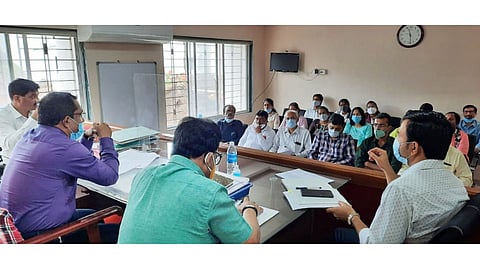 लसीकरणासाठी लोकप्रतिनिधींचे सहकार्य घ्या : प्रांताधिकारी उत्तम दिघे