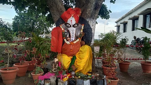 कुरुंदा (जि.हिंगोली) : येथील टोकाईगडावर सह्याद्री देवराईतर्फे या वर्षी पर्यावरणपूरक 'गोमय गणेशाची' प्रतिष्ठापना अभिनेते सयाजी शिंदे यांच्या मार्गदर्शनाखाली करण्यात आली असुन गोमय गणेशाची मूर्ती त्यांच्याकडून प्राप्त झाली आहे.