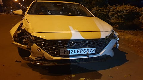 करमाड (जि.औरंगाबाद) : चारचाकीने दुचाकीला पाठीमागून दिलेल्या जोरदार धडकेत दुचाकीवरील वृद्ध महिला ठार, तर दुचाकी चालक व दोन बालके गंभीर जखमी झाले आहेत. 