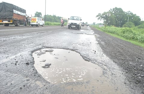 बापरे! चार किलोमीटरचा रस्ता अन्‌ ३०० खड्डे