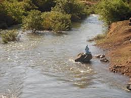 सोयगाव : रुद्रेश्वर धरणाला गळती, प्रशासन हादरले