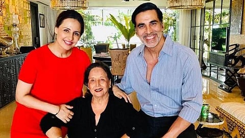 akshay kumar with mother