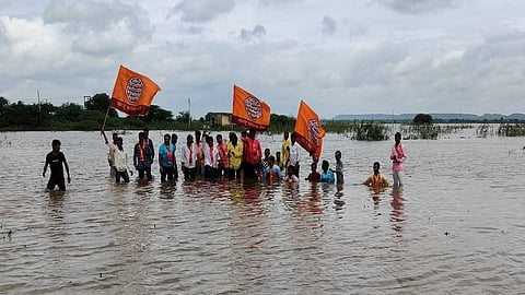 जालना जिल्ह्यातील अंबड तालुक्यामधील बारसवाडा येथील  गल्हाटी प्रकल्पात  महाराष्ट्र नवनिर्माण सेनेच्या जलसमाधी आंदोलन करण्यात आले.