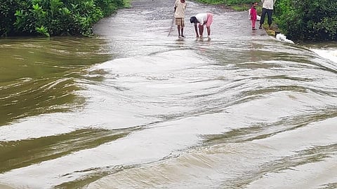 (Video) बोरगाव-घोळसगावच्या वाहत्या ओढ्याच्या पुलावरून जीवघेणा प्रवास!