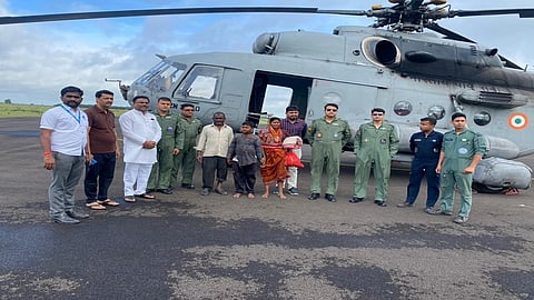  पोहरेगाव (ता.रेणापूर, जि.लातूर) : भारतीय हवाई दलाने हेलिकाॅप्टरच्या साहाय्याने सालगड्याच्या कुटुंबास लातूर विमानतळावर सुखरुप सोडण्यात आले.