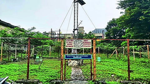 नांदेड - वजिराबादमधील मल्टीपर्पज हायस्कूलच्या मैदानावर उभारलेले हवामान अंदाज केंद्र.