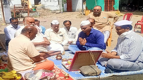 हिंगोली - शहरातील खाकी बाबा मठ संस्थान येथे आज सकाळी सार्वजनिक दसरा महोत्सव समितीच्या बासा पुजनाचा (Basa Pujan) कार्यक्रम धार्मिक विधीवत पुजाअर्चा करून करण्यात आला. 