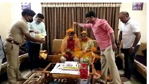 चर्चा तर होणारचं: आमदारांवर पोलीस  अधिकाऱ्यांनीच उधळली फुले