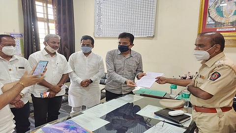 किरीट सोमय्या यांनी ग्रामविकास मंत्री हसन मुश्रीफ यांच्या विरोधात आज मुरगूडपोलिस ठाण्यात तक्रार दाखल केली. 