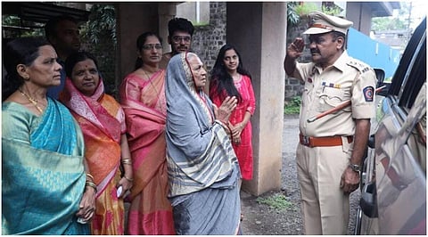 सेवानिवृत्त होण्याआधी DYSP राजाराम पाटील यांचा 'आई' ला सॅल्युट!