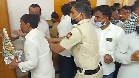 हिंगोली : हिंगोली येथे राज्याचे आरोग्यमंत्री राजेश टोपे  आले असता शासकीय विश्रामगृहात त्यांना भेटण्यासाठी झालेली गर्दी पाहत मंत्री महोदयांनी हात जोडून सर्वांना गर्दी करू नका असे म्हणाले.