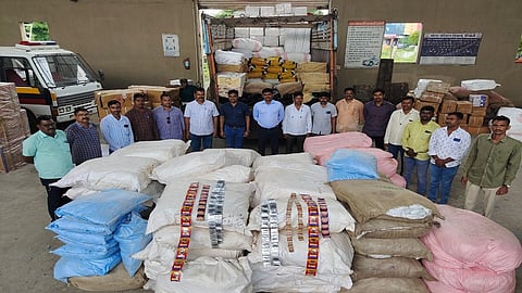 हिंगोली :  हिंगोली-सावखेडा मार्गावर स्थानिक गुन्हे शाखेच्या पथकाने एका कंटेनरची  तपासणी केल्यानंतर त्यात तब्बल २०. ४५  लाखांचा गुटखा  स्थानिक गुन्हे शाखेच्या पथकाने  जप्त केला आहे. 