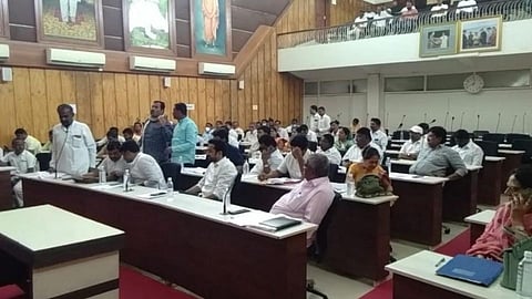 काँग्रेस पक्षप्रतोदांनी मांडला मोदी शहांच्या अभिनंदनाचा ठराव