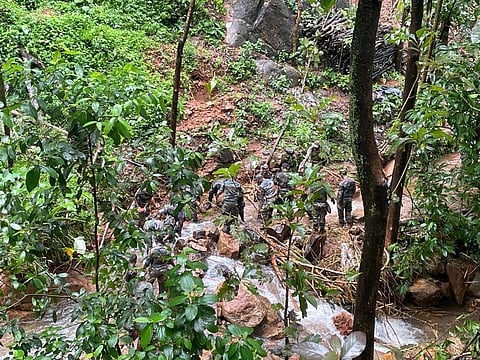 ढिगाऱ्याखाली आणखी काही लोक गाडले गेल्याची भीती व्यक्त केली जात 