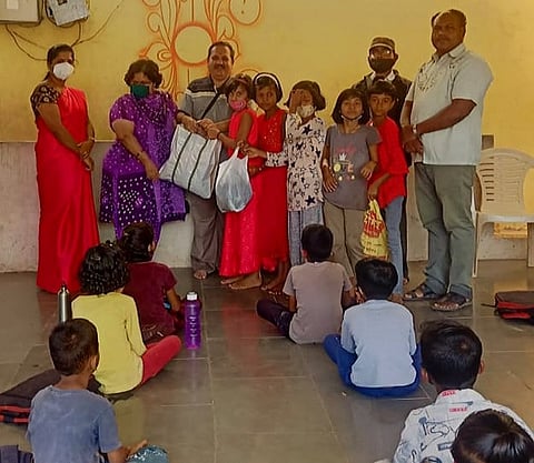गुरोळी (ता. पुरंदर) ः येथील जि.प.शाळेतील विद्यार्थ्यांनी दिपावली भेटकार्ड, शुभेच्छा पत्रे सीमेवरील सैनिकांसाठी स्नेहांकुर संस्थेच्या पदाधिकाऱयांकडे स्वाधिन केली, त्याचे दृश्य. 