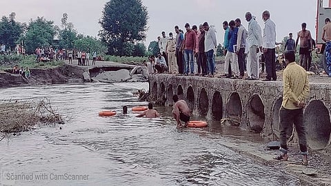 फुलंब्री (जि.औरंगाबाद) : फुलंब्री तालुक्यातील वानेगाव परिसरात गिरजा नदी पात्रावरील पुलानजीक खेळत असताना दोन सख्ख्या भावासह तीन चिमुकल्यांचा पाण्यात बुडुन दुर्दैवी मृत्यू झाल्याची घटना घडली. 