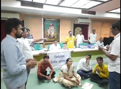 आमदार महाजनांचा अर्ज वैध, तर बाद उमेदवारांचे ठिय्या आंदोलन

