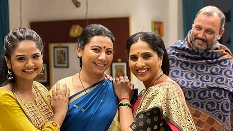 aai kuthe kay karte 