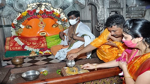 अंबाजोगाई (जि.बीड) : योगेश्वरीच्या मंदिरात गुरुवारी (ता.सात) सकाळी दहा वाजता घटस्थापनेने शारदीय नवरात्रोत्सवाला  प्रारंभ झाला.