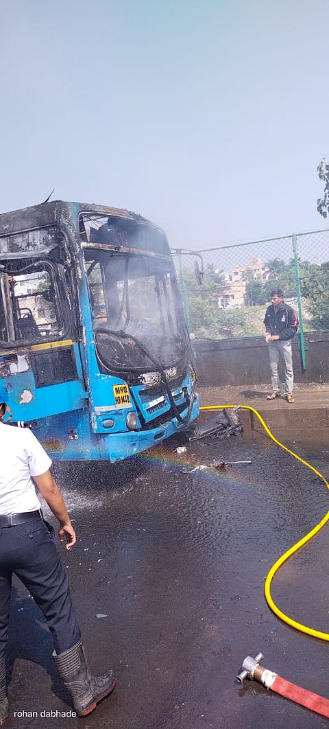जुनी सांगवी : पिंपळे गुरव दापोडी पुलावर चालत्या बसला आग
