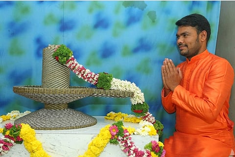 हडपसर : काळेपडळ येथील दीपक  घोलप या तरूणाने वेगवेगळ्या किंमतीची नाणी वापरुन आकर्षक शिवलिंग साकारले आहे.